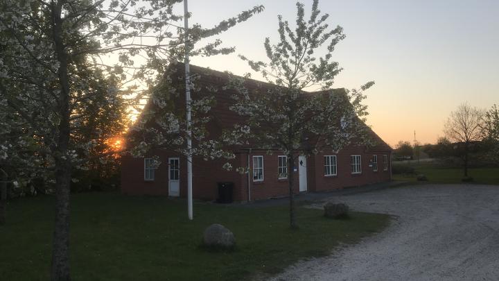 Spejdergården med blomstrende træer